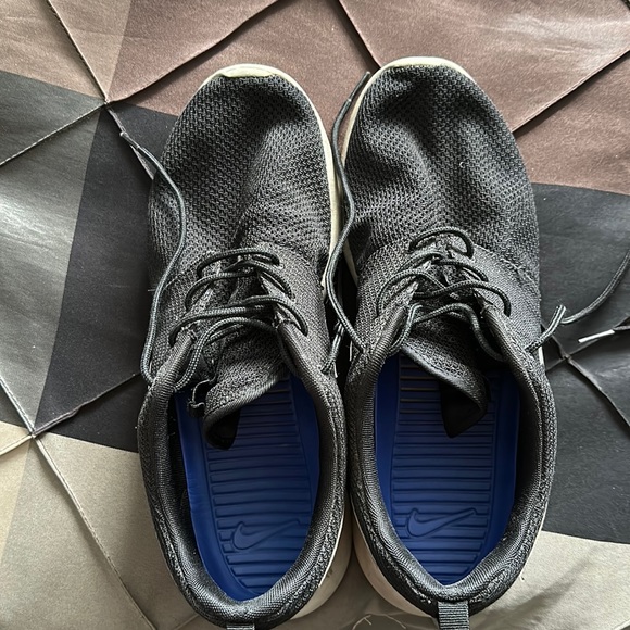 Nike Roshe Run Shoes - Picture 1 of 3